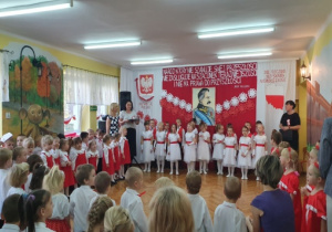 Wszystkie dzieci na stojąco śpiewają piosenkę pt. "Wojenko, wojenko".